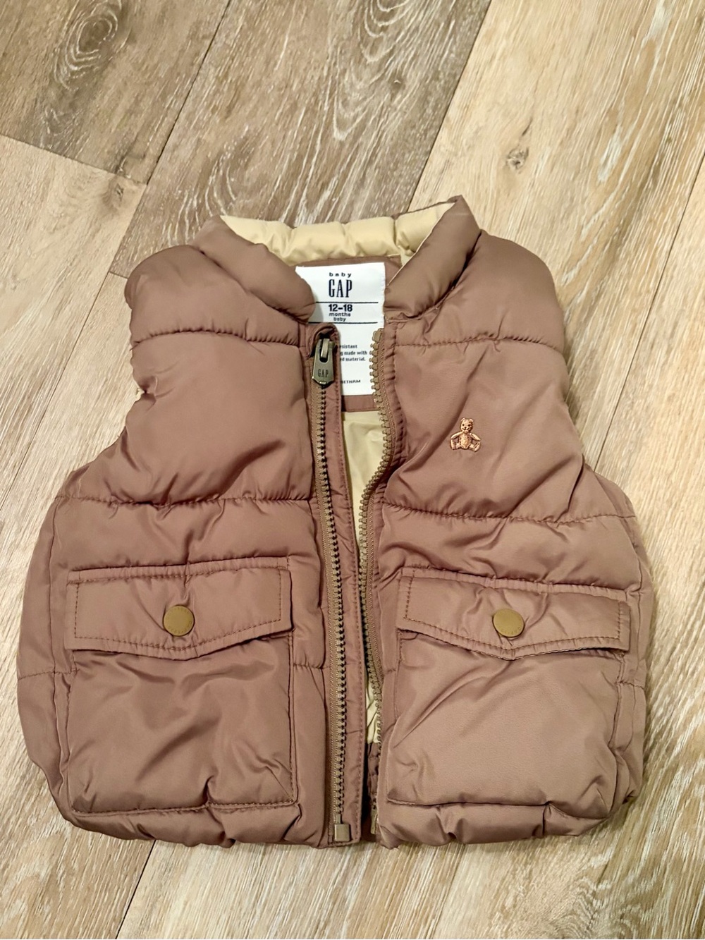 GAP Kids Puffer Vest in tan/ Brown